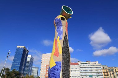 BARCELONA, İspanya - 8 Ekim 2021: Barcelona 'daki Parc de Joan Miro parkı manzarası. Parkta, sanatçı Joan Miro 'nun 1983 yılında kurduğu ünlü kamu alanı heykeli Dona i Ocell yer alıyor..