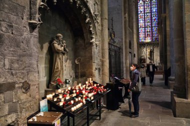 CARCASSONNE, FRANCE - 4 Ekim 2021 İnsanlar Carcassonne 'daki Katedral Kilisesi' ni ziyaret ediyor. Roma Katolik tarzı ortaçağ kilisesi ulusal bir anıttır (Anıt tarihi).).