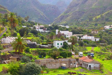 Gran Canaria manzarası, İspanya. Los Berrazales Kanyonu ve köyü.