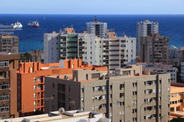 Las Palmas şehri, Gran Canaria - modern yerleşim mimarisi ve Atlantik Okyanusu ile şehir manzarası.