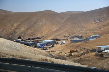 Filistin 'de yoksulluk. Çölde bir keçi çobanı köyünde barakalar yapmak. Batı Şeria 'daki Judaean Çölü.