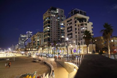 TEL AVIV, ISRAEL - NOVEMBER 3, 2022: İnsanlar İsrail 'in Tel Aviv kentindeki sahil geçidini (Tayelet) ziyaret ediyor. Tel Aviv, İsrail 'in ekonomik ve teknolojik merkezidir..