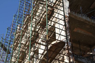 Havana, Küba - eski anıt onarım iskelesi. Havana 'nın eski kasabası UNESCO' nun Dünya Mirası Bölgesi.