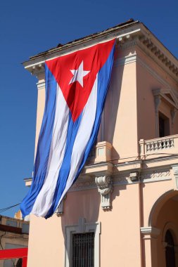 rüzgara karşı hareket Küba bayrağı. matanzas binada Ulusal sembolü.