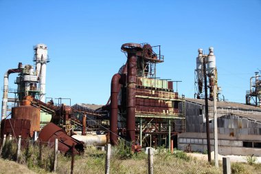 Küba 'da eski bir şeker ve çikolata fabrikası. Eskimiş endüstriyel yıkıntı.