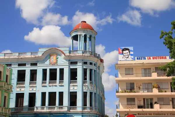 カマグエイ Cuba February 2011 キューバのカマージーで政治プロパガンダのサイン カメリーはキューバで3番目に大きな都市であり 旧市街はユネスコの世界遺産です — ストック写真