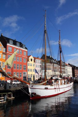 COPENHAGEN, DENMARK - 11 Mart 2011: Danimarka 'nın Kopenhag kentindeki Nyhavn ilçesini ziyaret ediyorlar. Kopenhag, yılda 1,3 milyon turistle Kuzey ülkelerinde en çok ziyaret edilen şehir..