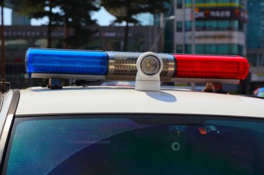 Güney Kore polis arabası Seul 'de. Polis arabasının çatı lambaları.