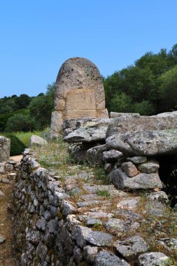 İtalya, Sardinya 'da dev bir mezar. Arzachena yakınlarında Coddu Vecchiu 'nun mezarı. Bronz çağ megalit ve çelik..