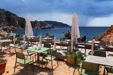 Sardinya, İtalya 'da Costa Paradiso' da deniz manzaralı bir kafe. Asinara Körfezi manzarası.