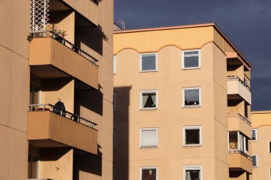 İsveç 'te Jonkoping kasabası. Genel çağdaş apartman binası. Modern konut mimarisi.