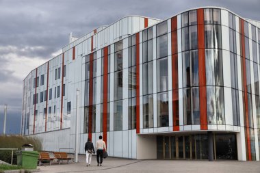 JONKOPING, SwEDEN - 25 Ağustos 2018: Jonkoping, İsveç 'te Kültür Evi Spira (Kulturhuset Spira). Modern bina 2011 yılında açıldı ve tiyatro ve konser salonlarına ev sahipliği yaptı..