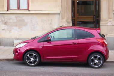 STOCKHOLM, SWEDEN - 24 Ağustos 2018: Ford Ka mini hatchback arabası Stockholm, İsveç 'te park edildi. İsveç 'te kayıtlı 4.8 milyon yolcu arabası var..
