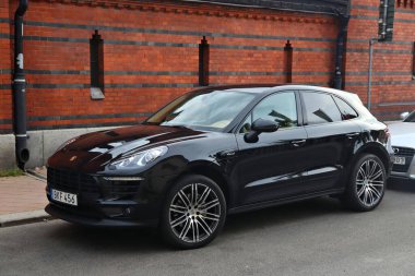 STOCKHOLM, SWEDEN - 24 Ağustos 2018: Stockholm, İsveç 'te park edilmiş siyah Porsche Macan SUV. İsveç 'te kayıtlı 4.8 milyon yolcu arabası var..