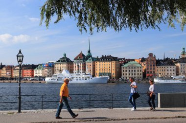 STOCKHOLM, SEDEN - 24 Ağustos 2018: Skeppsholmen Adası, Stockholm, İsveç 'teki turistler limanı ziyaret etti. Stockholm, İsveç 'in başkenti ve en kalabalık bölgesidir..