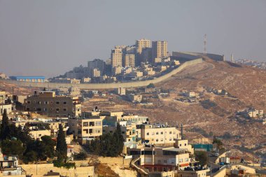 Batı Şeria bariyeri arka planda beton duvar görünüyor. Doğu Kudüs 'te Silwan. Ağırlıklı olarak Filistin mahallesi, Siloam olarak da bilinir..