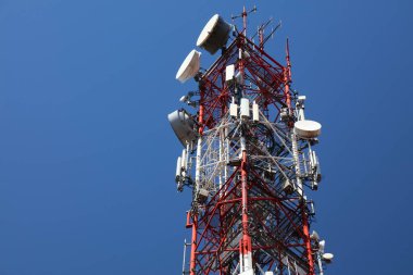 Polonya 'daki Telekom Üssü. Hücre kulesi antenleri. Mobil 5G verici ekipmanı.