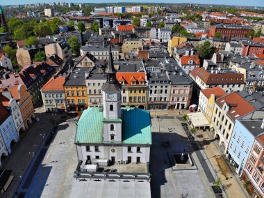 GLIWICE, POLAND - 11 Mayıs 2021: Polonya 'nın Gliwice şehrinde şehir meydanı Rynek hava manzarası, Yukarı Silezya' nın en büyük kentlerinden biri.