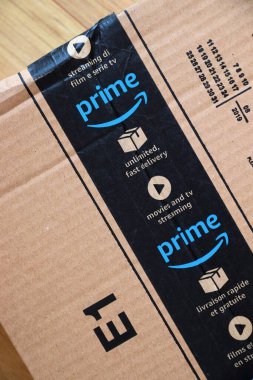 Varşova, Polonya - 23 Ağustos 2019: Amazon Prime çevrimiçi alışveriş siparişi Avrupa 'ya teslim edildi. Amazon, büyük dört küresel teknoloji şirketinden biri olarak kabul edilir..