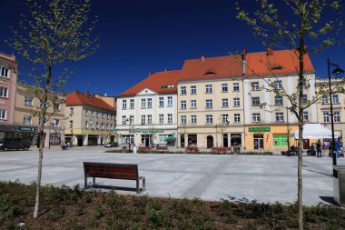 KEDZIERZYN-KOZLE, POLAND - 11 Mayıs 2021: İnsanlar Kedzierzyn-Kozle, Polonya 'daki Rynek şehir meydanını ziyaret ediyorlar. Kedzierzyn-Kozle, Opole eyaletinin ikinci büyük şehridir..