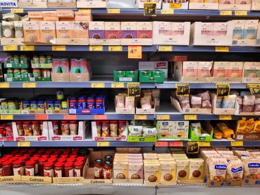 SAVAŞ, POLAND - 20 Eylül 2023: Biedronka 'daki Biedronka süpermarketinde pirinç ve mısır gevreği koridoru, Polonya.