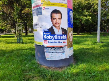 BYTOM, POLAND - 26 EPTEMBER 2023: Polonya 'da yaklaşan parlamento seçimleri için Koalicja Obywatelska parti adayının siyasi posteri (Polonya: wybory parlamentarne).