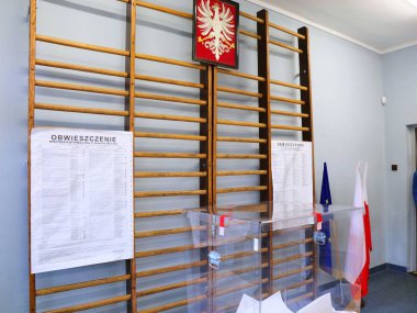 BYTOM, POLAND - 15 Ekim 2023: Polonya 'da parlamento seçimlerinde yerel sandık başına (Polonya: Wybory Parlametarne).