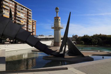 BARCELONA, SPAIN - 6 Ekim 2021: İspanya 'nın Barcelona kentindeki Sants bölgesinde bir halk parkı olan Parc de l' Espanya Industrial 'i ziyaret edenler.