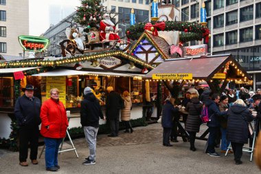 FRANKFURT, Almanya - 6 ARALIK 2016: İnsanlar Frankfurt, Almanya 'da Noel Pazarı' nı ziyaret ediyor. Christkindlmarkt geleneği Almanya 'dan gelmektedir..