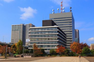 OSAKA, JAPONYA - 22 Kasım 2016: Osaka Ortak Hükümet Binası Osaka, Japonya 'daki Chuo Ward' daki Naniwanomiyaato Parkı 'ndan görüldü.