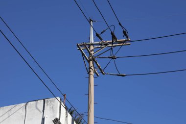 Güney Kore 'de elektrik şebekesi. Busan 'da beton elektrik direği.