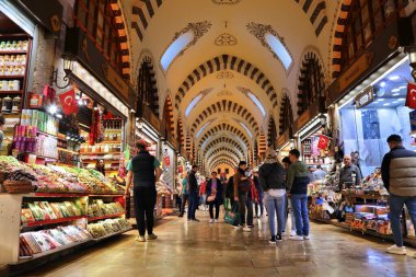 ISTANBUL, TURKEY - 25 Mart 2023: İnsanlar İstanbul, Türkiye 'deki Spice Bazaar' ı (Mısır Pazarı olarak da bilinir) ziyaret ediyor. Baharat pazarı İstanbul 'un Eminonu semtinde yer almaktadır..