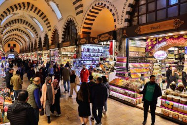 İSTANBUL, TURKEY - 25 Mart 2023: İnsanlar İstanbul, Türkiye 'deki Mısır Çarşısını (ayrıca Baharat Pazarı olarak da bilinir) ziyaret ediyor. Baharat pazarı İstanbul 'un Eminonu semtinde yer almaktadır..