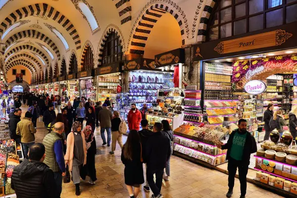 Istanbul Turkey Március 2023 Emberek Meglátogatják Egyiptomi Bazárt Más Néven — Stock Fotó