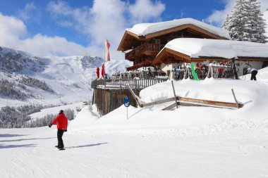 Mayrhofen - Avusturya Alpleri kış kayak merkezi Zillertal, Tyrol. Avusturya Merkez Alpleri. Apres Kayak Lokantası.