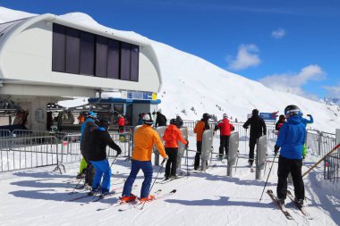 MAYRHOFEN, AUSTRIA - 12 Mart 2019: İnsanlar Avusturya 'nın Tyrol bölgesindeki Mayrhofen kayak merkezini ziyaret ediyorlar. Merkez, Orta Doğu Alpleri 'nin Zillertal Vadisi' nde yer almaktadır (Zentralalpen).