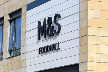 BRADFORD, İngiltere - 11 Temmuz 2016: Bradford, İngiltere 'de Marks ve Spencer Foodhall gıda sahası.