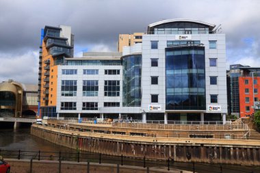 LEEDS, İngiltere - 11 Temmuz 2016: Leeds, İngiltere 'deki Doğrudan Hat Grubu sigorta şirketleri.