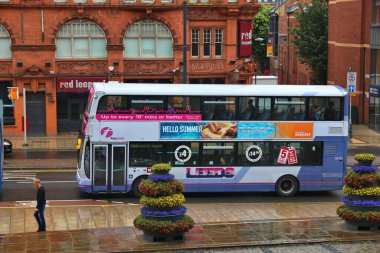 Leeds, İngiltere - 11 Temmuz 2016: İnsanlar Leeds, İngiltere'de Firstleeds Çift katlı otobüs yolculuğu. Firstgroup 124,000 kişiyi istihdam etmektedir..