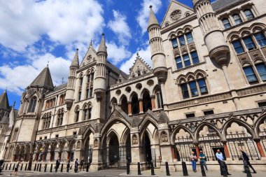 LONDON, İngiltere - 6 Temmuz 2016: Londra Strand 'daki Kraliyet Adalet Divanı önünden geçenler.