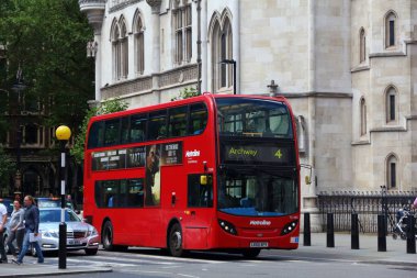 LONDON, İngiltere - 6 Temmuz 2016: İnsanlar The Strand, Londra 'da belediye otobüsüne biniyor. Çifte güverte Londra için tipik..