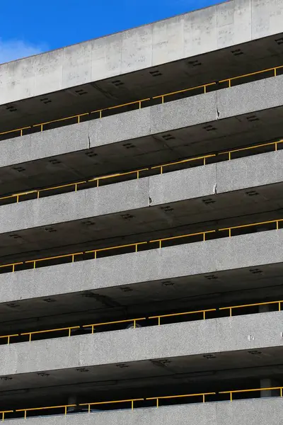 Genel çok katlı otopark. Şehir ulaşım altyapısı.