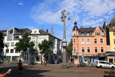 DORTMUND, GERMANY - 16 Eylül 2020: Dortmund 'un Hoste ilçesinde insanlar Schlanke Mathilde saatine yakın yürüyorlar. Schlanke Mathilde (Türkçe: Slim Mathilde) Marktplatz Meydanı 'nda bulunan tarihi bir saattir..