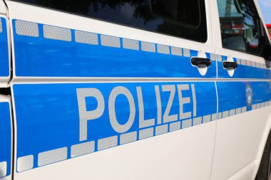 DORTMUND, GERMANY - 16 Eylül 2020: Polis arabasındaki Alman Polisi (Polizei) yazısı, refleksli bant ile yapıldı.