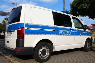 DORTMUND, GERMANY - 16 Eylül 2020: Polis arabasındaki Alman Polisi (Polizei) yazısı, refleksli bant ile yapıldı.