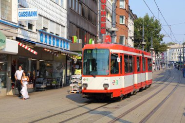 Witten, Almanya 'da 16 Eylül 2020' de insanlar tramvaya biniyor. Witten, Kuzey Ren Vestfalya 'da büyük bir şehirdir..