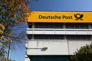WUPPERTAL, GERMANY - 19 Eylül 2020: Wuppertal, Almanya 'daki Deutsche Post (Alman Postası) binası. Deutsche Post Avrupa 'daki en büyük posta servisidir..
