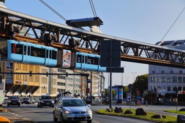 WUPPERTAL, Almanya - 19 Eylül 2020: Wuppertaler Schwebebahn (Wuppertal Askılık Demiryolu) treni. Tek raylı sistem Wuppertal 'ın simgesidir..