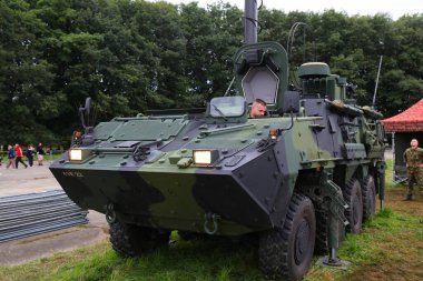 OSTRAVA, CZECHIA - 17 Eylül 2022: NATO askeri teçhizatı - Pandur II Sinyal Aracı (modüler zırhlı araç) Çek Cumhuriyeti 'ndeki NATO Hava Gösterisi' nde sunuldu.