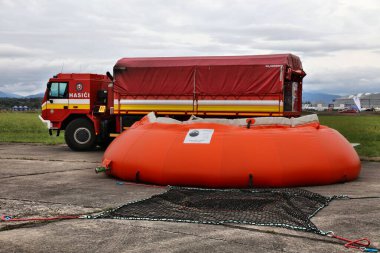 OSTRAVA, CZECHIA - 17 Eylül 2022: Çek Cumhuriyeti 'ndeki NATO Günleri hava gösterisinde özel itfaiye ekipmanları sunuldu. İtfaiye için Fireflex balkabağı deposu deposu.